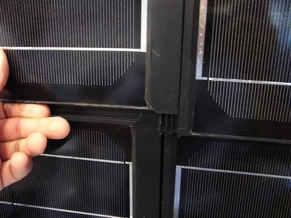 PV-Modulrahmen mit Abdichtung
Eine der wohl einfachsten Varianten, um ganze Dächer oder auch Fassaden mit Photovoltaik zu gestalten wird hier gezeigt. Die Modulrahmen haben ein Profil, das zusammenpasst.