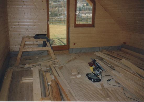 Innenausbau mit Holz
Einen Raum mit Holz auszubauen kann viele Gründe haben. Ein Grund kann sein, das man gerne mit Holz arbeitet. Schon beim Sägen oder Hobeln verbreitet es einen angenehmen Duft.