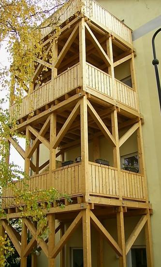 Holzbalkon als erweiterter Wohnraum
Ein Balkon aus Holz kann die Wohnungen aufwerten, er schafft zusätzlichen Raum an der frischen Luft. Die Konstruktion entscheidet dann darüber wie das Bauwerk auf die