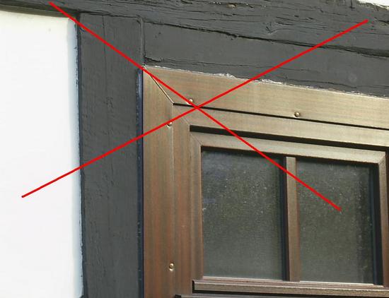 Kunststoff-Fenster im Fachwerkhaus sind inakzeptabel.
Über Geschmack lässt sich streiten, über Kunststofffenster im Fachwerk nicht. In ein ehemals konsequent aus Naturbaustoffen errichtetes Haus gehören Holzfenster, nicht nur