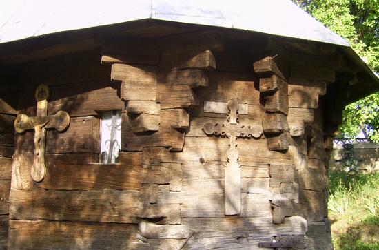 Holz, einer der begehrtesten Baustoffe
Seit tausenden von Jahren wird mit Holz gebaut. Die einfache Verarbeitung war früher der ausschlaggebende Grund für dessen Verwendung. Einige der alten Bauwerke haben mehrere
