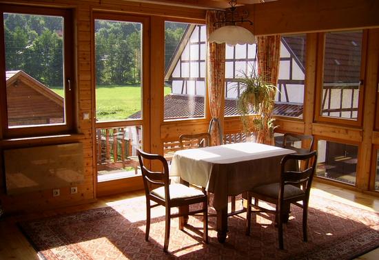 Ausreichend Fenster auf der Sonnenseite bieten Licht und Wärme
Wolle mer se reilasse, fragen die Rheinländer. Seitdem es Wärmeschutzverglasung gibt ist das doch wohl nicht mehr die Frage. Also lassen wir die Sonne durch die Fenster rein.