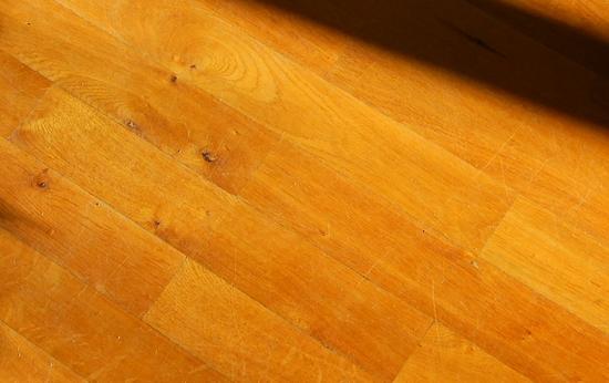 Parkett aus Eiche oder Esche, besonders langlebiger Fußboden.
Parkett aus Hartholz ist nicht unbedingt preiswert in der Anschaffung. Wenn man betrachtet, wie lange hochwertige Parkettböden halten, sieht die Kostenseite schon besser aus.