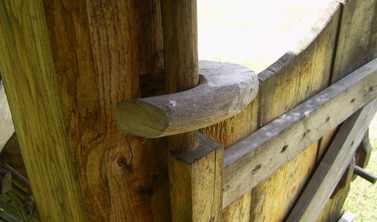 Scharnier, oder Tür-Lager
Eine besonders zuverlässige Art der Tür-Lagerung stammt vermutlich aus dem 16. Jahrhundert. Hier wurde das Holz-Scharnier nach einer alten Skizze nachgebaut.