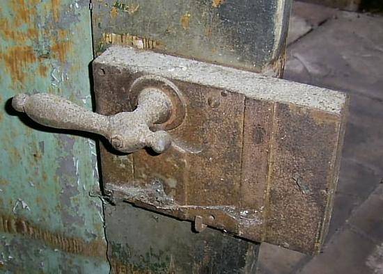  Kastenschloss gehört zur alten Tür
Irgendwie haben diese alten Schlösser etwas Besonderes an sich. Ob es wegen des Alters ist oder wegen der sichtbaren Mechanik ist nicht geklärt.