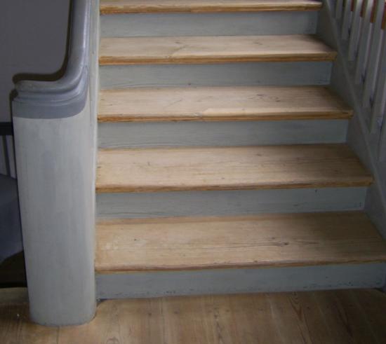 Alte Treppen sind erhaltenswert.
Gut gearbeitete Holztreppen findet man noch in vielen älteren Häusern. Oft sind die Stufen im Laufe der Jahrzehnte etwas ausgetreten. Wer deshalb über eine neue Treppe nachdenkt