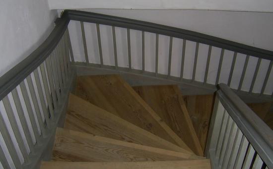 Holztreppen sind zeitlos schön.
Treppen aus Holz sind wie Möbelstücke. Nicht selten kommt es vor, das sich jemand auf einer Holztreppe auch einmal hinsetzt. Gewöhnlich ist das auch nicht so unbequem.