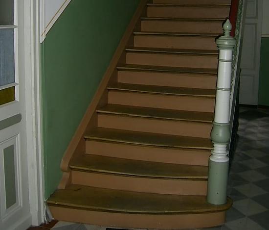 Holztreppe, um die 100 Jahre alt
Eine schlichte, einfache Treppe aus Kiefernholz  und doch hat sie einen besonderen Stil. Vermutlich ist es dieser Schwung in der ersten Stufe, der das Besondere ausmacht.
