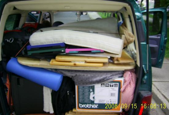 Citroen Berlingo, Umzug, ein Zimmer im Auto
Der Umzug eines ganzen Studenten-Zimmers war schon eine Herausforderung. Nach dem alle Möbel zerlegt waren gab es doch noch einige lange, sperrige Teile. Gut das vorher