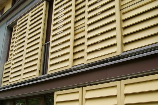 Klimaanlage oder Beschattung installieren
Klimaanlagen nach dem Verdampferprinzip fressen mitunter recht viel Energie. Eine wesentlich sparsamere Alternative ist es, die betroffenen Fenster zu verschatten.