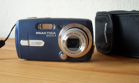 Praktica DCZ 5.5 als sparsames Hilfsmittel für den Alltag
Vor 100 Jahren wurden Fotos nur zu besonderen Anlässen gemacht. Es war ja auch aufwendig den Fotografen zu bestellen und dann den Anlass ins besondere Licht zu setzen.