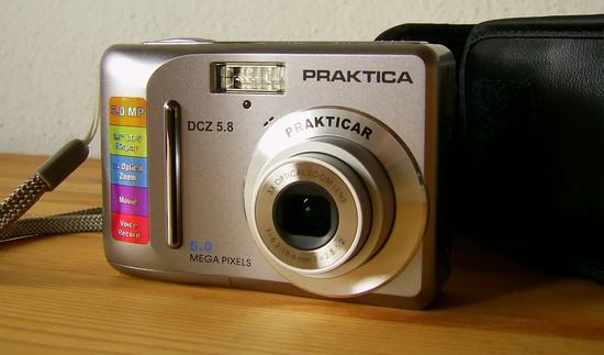 Digitalkamera, Praktica DCZ 5.8
Ein handliches Gerät mit leichter Bedienung und allerhand Comfort. Mit 5 Megapixel und 3-fach optischem Zoom lassen sich schon recht ordentliche Fotos machen.