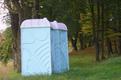 Mobile Toiletten-Systeme im Wald.