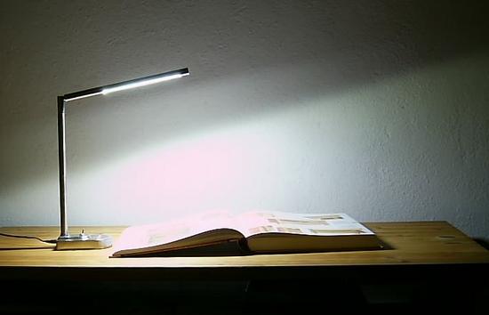 LED Schreibtisch-oder Leselampe
Eine absolut sparsame Leselampe mit LED-Technik hat auch so ihre Vorteile. Ganze 2 Watt beträgt die Leistung dieser Lampe. Die Lichtausbeute ist ausreichend um auch mal