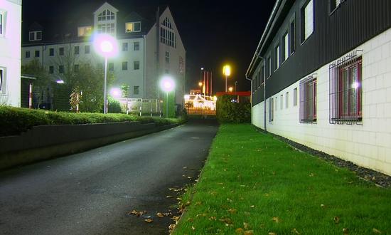 Straßenbeleuchtung macht die Nacht zum Tag
Energiesparende Beleuchtung ist wohl noch nicht Mode. Wir brauchen Sicherheit, koste es was es wolle. Das muss wohl das Motto sein unter dem manche Straßen so ausgeleuchtet werden