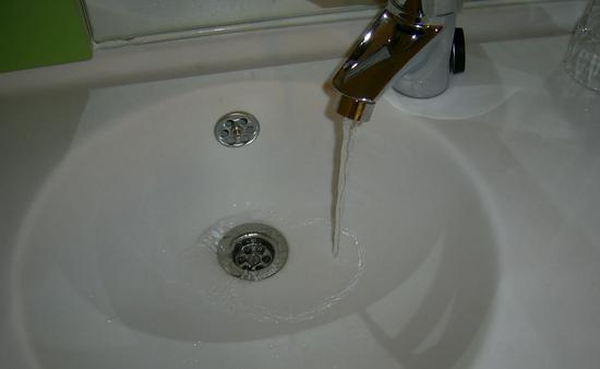 Wassersparen am Waschbecken
Hände waschen, Zähne putzen und noch einige an der täglichen Verrichtungen werden unter fließendem Wasser getätigt. Ganz zu schweigen von dem Kochbuch-Spruch,