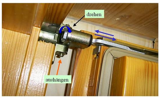 Fenster, Flügel einstellen - justieren
Wenn Fenster nicht mehr richtig schließen könnte es auch am oberen Eckscharnier liegen. Normalerweise verstellt sich das nicht von alleine, aber man kann ja nie wissen.