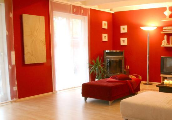 Marmorheizung im Wohnzimmer
Nicht selten werden Naturmaterialien verwendet um die Wohnungen zu verzieren. Hier dient der Naturstein in erster Linie zum Beheizen des Wohnraumes, die Dekoration ist