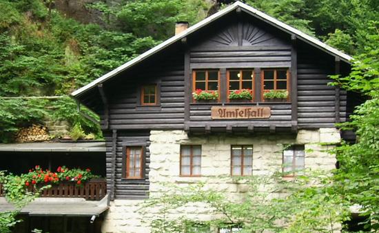 Blockhaus Amselfall
Wie schön sich Holzhäuser in die Natur einfügen sieht man hier an dieser herrlichen Gaststätte in der sächsischen Schweiz. Vermutlich wurde dieses Haus vor über 100 Jahren