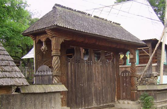 Schnitzerei in den Toren
Die Holztore im Maramuresch-Gebiet sind meist sehr aufwendig verziert. Die Schnitzereien zeigen wie wichtig in dieser Kultur das Tor zum Grundstück einst war.