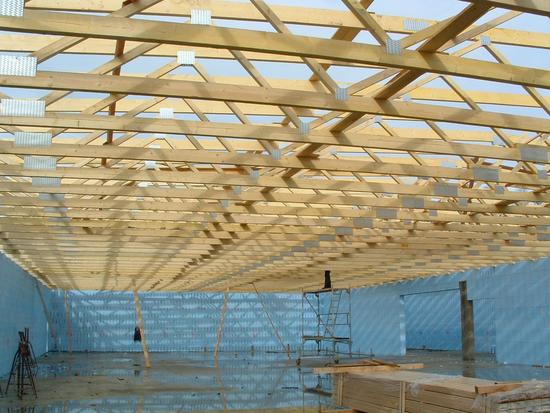 Holztragwerke, hohe Spannweiten, geringes Gewicht
Dachkonstruktionen aus Holz sind wegen ihrer besonderen Vorteile beliebt. Mit wenig Masse sind aus Holz besonders stabile und trotzdem relativ leichte Dachstühle möglich.