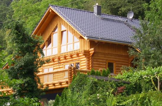 Wohn-Blockhaus als Energiesparmaßnahme
Blockhäuser aus Rundbalken zählen vor allem in Skandinavien zu den traditionellen Bauweisen. Doch auch in Deutschland werden Häuser aus Vollholz immer beliebter.