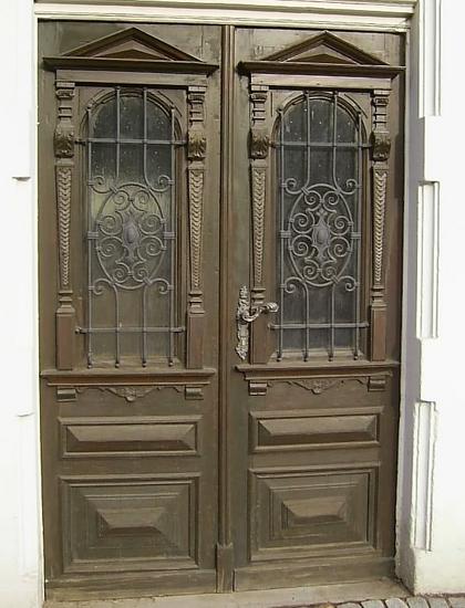 Holz-Haustür mit Eisengitter
Die traditionelle Türenbaukunst führte oft verschiedene Handwerker zusammen.