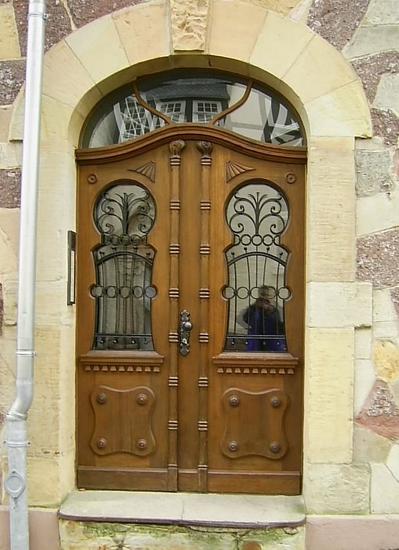 Haustür um 1900
Wenn man sich alte Holztüren ansieht kann man leicht erkennen mit wie viel Liebe zum Material früher gearbeitet wurde. Diese Tür wurde um 1900 eingebaut und ist aus der Nähe