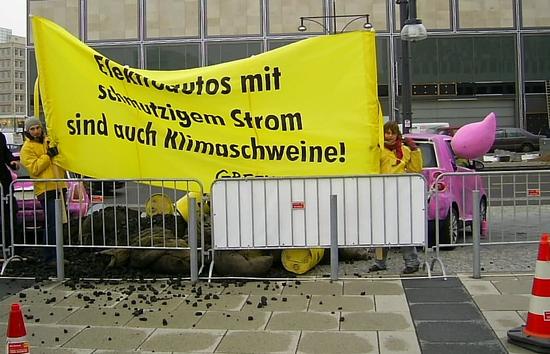 Kritik am Elektroauto?
Die Aktivisten von Greenpeace lassen es sich nicht nehmen auch beim Fortschrittsthema Elektrische Mobilität auf sich aufmerksam zu machen. Ihre Kritik richtet sich vor allem