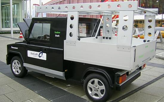 Transporter mit Elektromotor
Wer sich mit Elektro-Fahrzeugen beschäftigt, der muss sich auch mit den Ängsten der Menschen davor auseinandersetzen. Kaum jemand führt noch im Auto eine Kurbel mit,