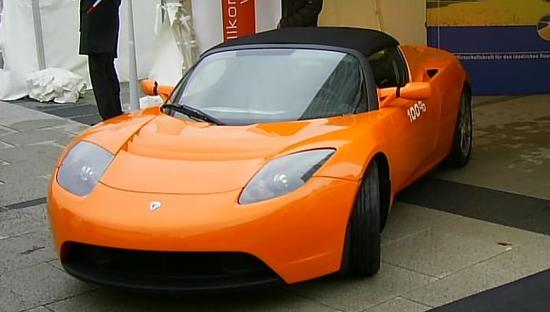 Tesla-Roadster ein spritziger Elektro-Sportwagen
Sicher lässt sich darüber streiten, ob wir dringend saubere Sportwagen brauchen aber für den Vorstand einer Solar-Firma ist es doch glaubwürdig mit dem Kraftstoff aus der
