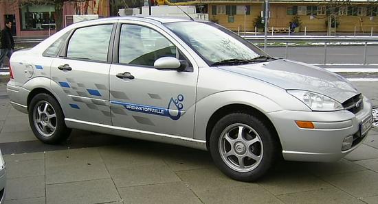 Ford mit Brennstoffzelle
Irgendwie scheinen die Brennstoffzellen die Entwickler zu begeistern. Ob irgendwann auch die Autokäufer dafür zu begeistern sind bleibt noch abzuwarten.