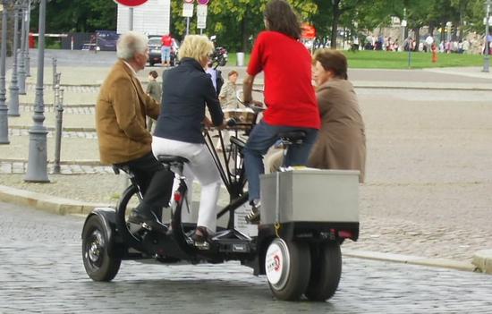 Eine Stadtrundfahrt der besonderen Art in Dresden.
In Dresden gibt es nicht nur alte Bauwerke, sondern auch neue Technik. Das Gefährt wird elektrisch oder mit Pedalantrieb bewegt.