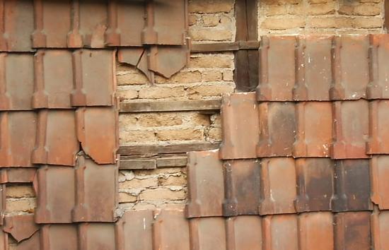 Wetterschutz durch Tonziegel
Fachwerkwände mit Lehmsteinen sollten nicht ständiger Nässe ausgesetzt werden. Wo der Dachüberstand nicht ausreichend geplant oder nicht möglich war, haben sich vorgehängte