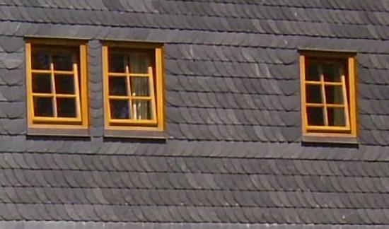 Schiefer als Langzeit-Wetterschutz für die Fassade
Schiefer-Platten als Fassaden-Verkleidung findet man vor allem in den stürmischen Gebieten des Thüringer Waldes. Dort wo auch der Schiefer abgebaut wurde ist auch das