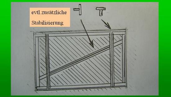 SELBST-BAU  Tor stabilisieren
Je nach Breite des Türflügels und nach Stärke der verwendeten Bretter, kann eine zusätzliche Stabilisierung des Flügels notwendig sein. Um das zu testen hebt man am besten