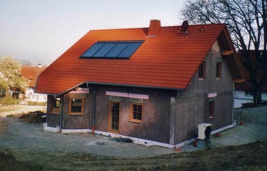 Wärmepumpe mit Solarthermie kombiniert
Bei diesem neugebauten Einfamilienhaus wurde die Split-Wärmepumpe mit einer solarthermischen Anlage kombiniert. Immer wenn zu wenig Sonneneinstrahlung vorhanden ist nimmt