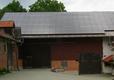 Photovoltaik auf landwirtschaftlichen Gebäuden
Große Dachflächen, meist frei von Gauben, Schornsteinen oder anderen Schattenverursachern, gibt es in der Landwirtschaft genügend. Ideale Dächer also für die Energiegewinnung.