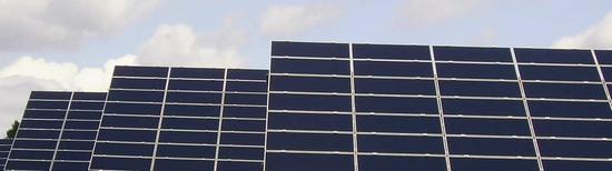 Solare Stromerzeugung oder auch Photovoltaik
Photovoltaik oder Fotovoltaik, was ist denn nun richtig? Leider haben sich zwei unterschiedliche Schreibweisen eingebürgert. Beide bedeuten Strom aus Sonnenlicht zu erzeugen.
