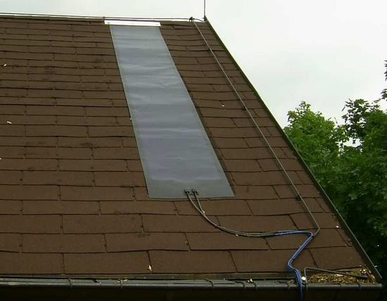 Solarstrom kommt überall an.
Eine abgelegene Wanderhütte hat oft keinen Stromanschluss. Ein paar Solarzellen auf dem Dach halten ständig den Akku geladen. So geht jedem Wanderer dort ein Licht auf.