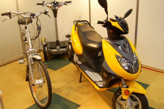 Solarbike und Solar Scooter
Es gibt sie schon im Straßenverkehr, aber noch sehr selten. Die elektrisch getriebenen Zweiräder sind auch auf der Solarmesse in München 2008 noch sehr schwach vertreten.