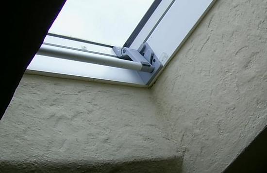 Problem mit dem Kondenswasser am Dachfenster
Vor allem im Bad kennt man diese Erscheinungen. Wand und Dach sind besser gedämmt als das beste Dachfenster. Jedes Bisschen feuchte Luft wandert sofort zum Fenster.
