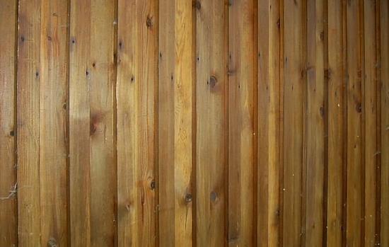 Holzfassade genagelt
Die Boden Deckel Schalung ist eine der einfachsten Holzfassaden. Mit wenigen Werkzeugen ist sie schnell und unkompliziert herzustellen.
