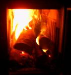 Wärme zum Wohnen
Seit der Entdeckung des Feuers ist der Mensch damit beschäftigt die Methoden für die Beheizung seiner Behausungen weiterzuentwickeln. Dabei war das offene Feuer anfangs