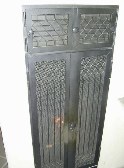 Schutztür vor der Feuertür
Kachelöfen bei denen eine Feuertür mit Sichtscheibe verwendet wurde haben oft noch eine Schutztür davor. Das Glas der Sichtscheibe ist zwar hitzefest aber nicht unbedingt