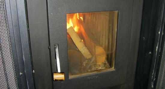 Kachelofen, Sichtscheibe der Feuertür reinigen?
Eine oft gestellte Frage ist wie man die Sichtscheibe der Ofentür reinigen kann. Bei einem Holzofen, also bei rostloser Feuerung, sollte die Scheibe kaum verrußen.