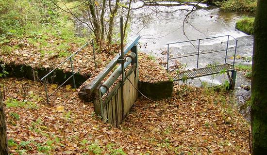 Energie aus fließendem Wasser wird nicht mehr genutzt.
Noch vor dem Zeitalter der überall verfügbaren Elektroenergie hatten sich die Menschen die Kräfte des Wassers zu Nutze gemacht. Überall wo das Gefälle der Bäche und Flüsse