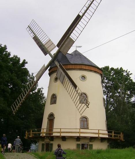 Windkraftnutzung - ein alter Hut
Man kennt sie seit mehr als tausend Jahren, die Windmühlen. Noch bis zum 19.Jahrhundert waren sie die am weitesten verbreitete Antriebsmaschine. Die Erfindung der Dampfmaschine