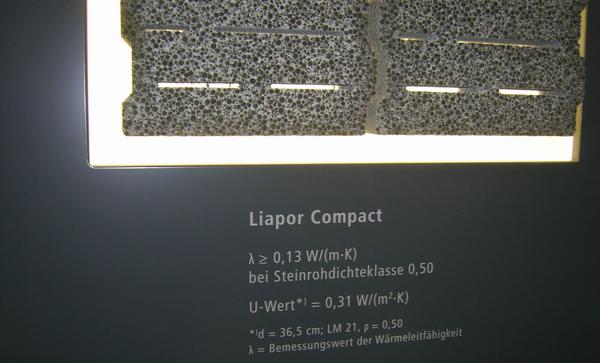 Liaporstein - Steine aus Blähton
Die Steine aus Blähton gibt es in den unterschiedlichsten Formaten, so dass ein Haus vollständig aus diesen Steinen errichtet werden kann. Die Steine fühlen sich warm und weich an,