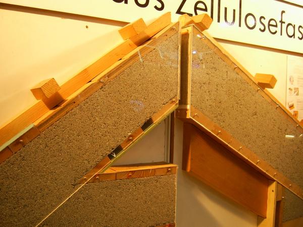 Zellulose-Dämmstoff als Dachisolation
Zum Dämmen von Dächern sind Einblas-Dämmstoffe aus Zellulose bestens geeignet. An diesem Muster wird sehr schön demonstriert wie die Dämmung jede Ecke des Dämmraumes erreicht.